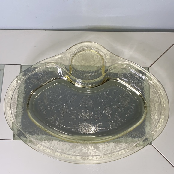 HAZEL ATLAS FLORENTINE #2 POPPY YELLOW 12" PLATTER with GRAVY BOAT INDENT—1930’s - Picture 5 of 10